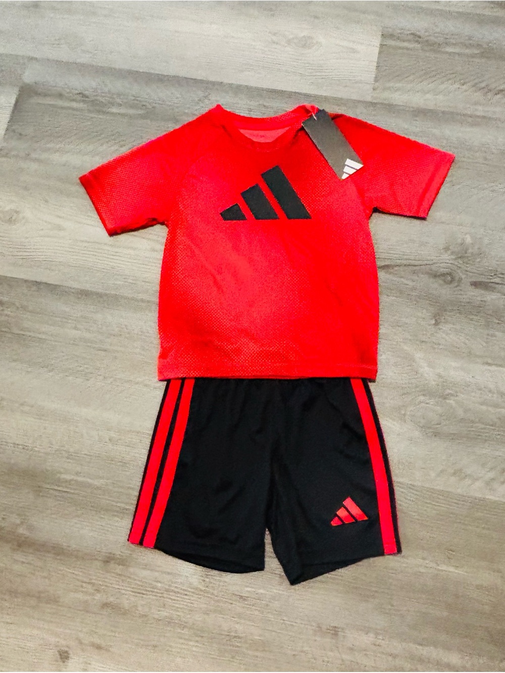 New Adidas red logo tee & black stripe logo shorts set size 4T